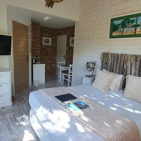Bora Bora Bed & Breakfast 2*